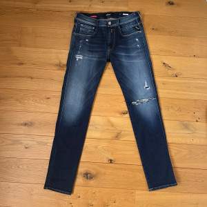 Säljer dessa sjukt feta Replay Anbass jeans i riktigt bra skick med coola slitningar. Size W31 L32. Har du någon fråga eller fundering är det bara att höra av sig!