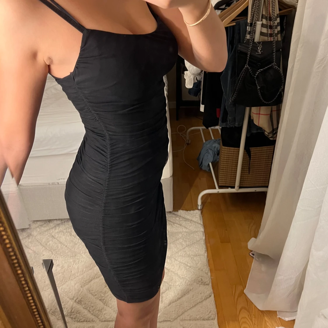 Tajt svart klänning  - 91