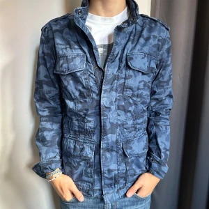 Fieldjacka/overshirt camo - Säljer min fieldjacka i camo som är från celio. Storlek M. Skriv om du har frågor