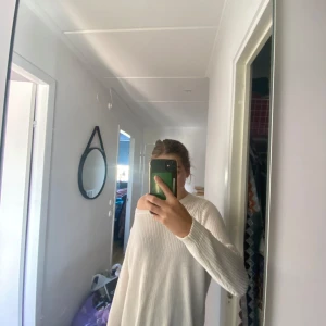 Whyred stickad tröja - Vit stickad tröja från Whyred i bra skick utan  defekter, priset är utan frakt💕💕