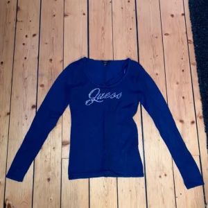 Långärmad från guess med cool detalj - Jättecool tröja från guess med ”tråd” detaljer på bröstet