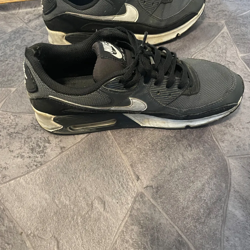 Säljer ett par svarta använda Nike airmax  skor i storlek 42,5, är i bra skick och fungerar som vanligt. Skor.