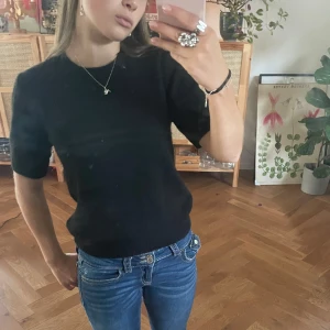 Stickad kortärmad - Jag säljer min stickade t-shirt köpt förra året men aldrig använt, den är inte nopprig💕