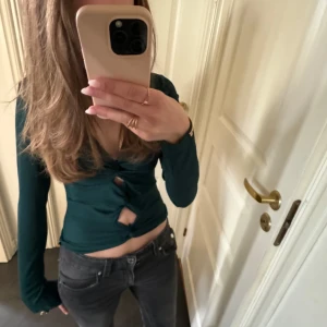 Bik bok tröja  - Säljer denna fina långärmade tröjan med fina detaljer från bik bok. Säljer då den tyvärr inte kommer till användning. Enbart använd 2 gånger. Storlek xs/s. Hör av er vid eventuella frågor!