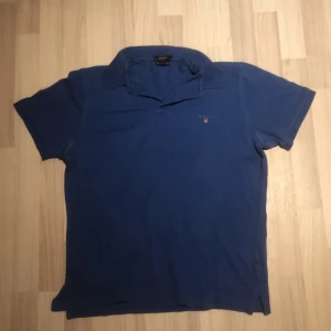 Gant Pique - Sådär Skick. Lite förlorad färg. Lite använd.