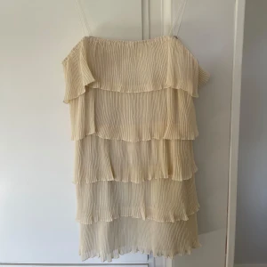 Shein klänning - Trendig shein klänning som jag säljer pga den är för stor på mig, storlek L men skulle säga den sitter som XL.