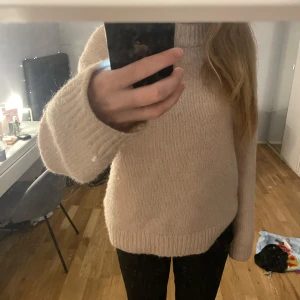 Rosa tjock tröja ❤️ - Säljer denna rosa-stickade tröja då den inte kommer till användning tyvärr 💖använd fåtal gånger och märket är jag osäker på💕storleken är xs men passar även S-M. otroligt fin och passar perfekt till nu till hösten men även inkommande vintern ❤️