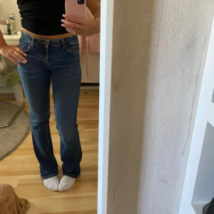 Lågmidjade jeans  - Väldigt bra skick, enda defekt längst ner, se sista bild. Säljer då det inte kommer till användning💓