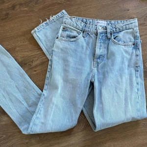 Zara blå jeans - Ljusblå jeans från Zara i strl. 34