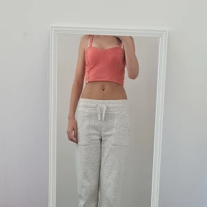 Sött hollister linne - Gulligt rosa linne/croptop från hollister. Skriv vid frågor