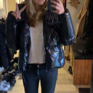 Tommy Hilfiger jacka  - Säljer denna jackan från Tommy Hilfiger. Köptes förra vintern men är nu förliten för mig. Bra skick. 