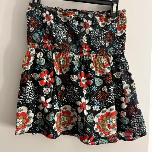 Supersöt tubtopp - Så söt tubetopp som är elastisk = jättestretchig upptill med volang nedtill, ÄLSKAR mönstet men har verkligen aldrig på mig den ❤️❤️