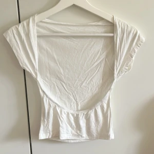 Tröja öppen rygg - Säljer denna tröjan med öppen rygg i strl XS, men passar även S. Aldrig använd, i nyskick. Tryck gärna på ”köp nu”.