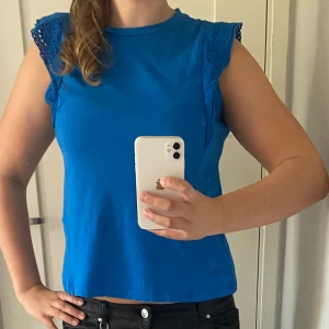 Blus - Hej, jag säljer denna oanvända blusen. Den är tyvärr lite liten så jag ska sälja den.😊