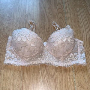 Rosa glittrig bh  - Så otroligt vacker! Köparen står för frakt, kolla mina andra annonser! BETALNING SKER VIA SWISH 