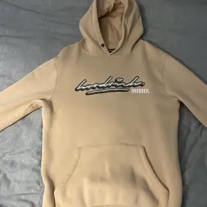 Säljer en snygg beige hoodie från Hoodrich. Den har en stor logga på framsidan och en mindre textdetalj på baksidan. Använt bara ett små par gånger. Utmärkt skick.