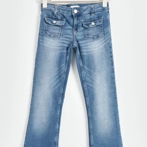Front pocket jeans - Front pocket bootcut jeans från ginatricot 🩷 i storlek 152, de är för långa för mig så de kan passa 158 också, de är slutsålda och priset kan diskuteras🩷