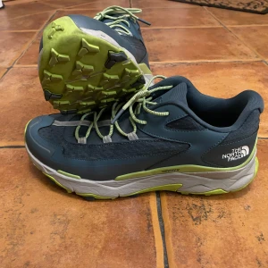 The North Face trail skor - The North Face promenad/trail löpar dojor. Skorna använda ett par ggr på gymmet, ett par ggr i spåret…  Storlek 43. Normala i storlek.