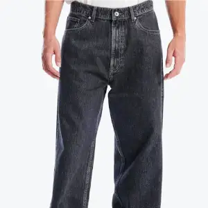 Säljer ett par baggy svarta jeans från carlings köpte dem för 700kr och säljer dem för 329kr, hör av dig vid frågor :))