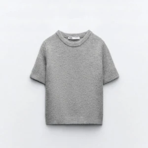 Stickad t shirt  - Sticksd t shirt från zara, helt okej skick, storlek S men är ganska liten i storleken!!!!!