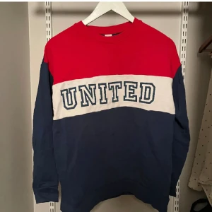 Sweatshirt med tryck - Sweatshirt från Lindex med tryck ”United”. Storlek 170cm/S.
