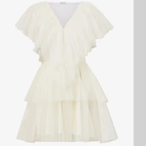 Ida Sjöstedt vit Aurora dress  - Säljer min student klänning använd endast en gång ( obs ej flaket ), superfint skick, skulle säga att den är liten i storleken brukar ha 38. skickar såklart mer bilder på den vid begäran. Nypris 4599 kr 🌸