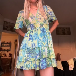 Vacker volangklänning från zara - Så vacker volangklänning från zara, sitter så fint på kroppen. Är i fint skick 🤍