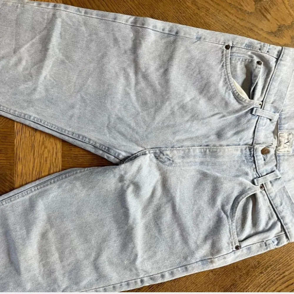 Säljer ett par snygga ljusblå jeans från Valentino. De har en klassisk femficksdesign och en snygg läderpatch med Valentino-loggan på baksidan. Köper man direkt från valentino kostar dom 9800kr pris kan diskuteras . Jeans & Byxor.