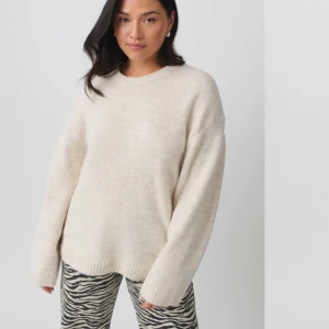 Stickad tröja - Säljer den populära tröjan från Gina tricot som är helt slutsåld!! Storlek S men lite oversized i storlek. Skriv för egna bilder 🥰