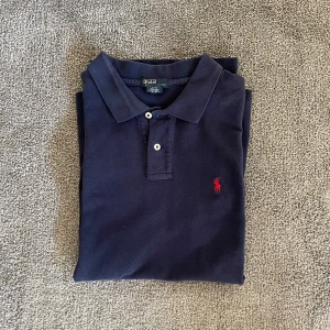 Ralph Lauren piké - Säljer en riktigt fin och skön Ralph Lauren pikétröja i storlek L men passar även M