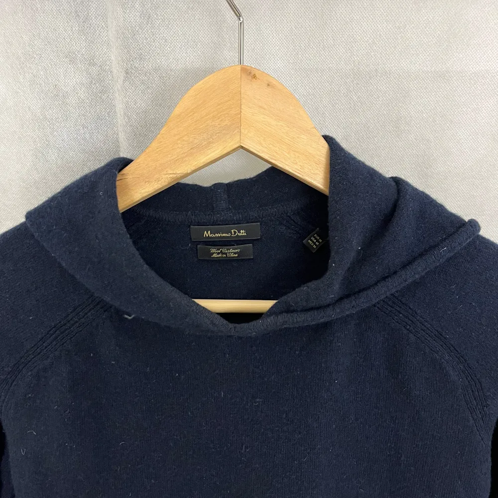 Riktigt soft massimodutti cashmere hoodie i storlek M. Modellen är 185. Sitter som en S. Ungefär nyskick . Tröjor & Koftor.