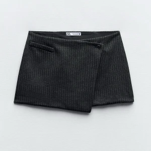 Omlottkjol - Superfin kjol ifrån zara, helt ny med lappar kvar! 🤍 Grå/svart Midjemåttet tvärs över är 39 cm och så är den ca 30 cm lång!