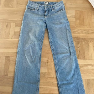 Lågmidjade jeans - Säljer dessa lågmidjade jeans ”low rider” från Lager 157. De är i storlek XXS. Midjemått 35 cm, innerbenslängd 79❤️
