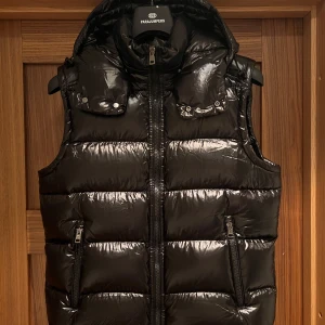 Moncler bormens väst  - Hej, Säljer min Moncler väst som jag inte använder längre! 9/10 Storlek 2/S-M