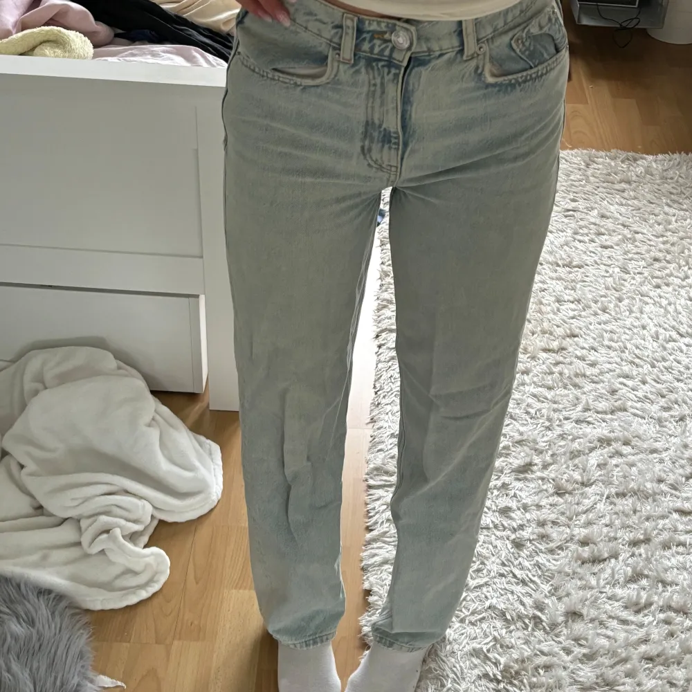 Fina ljusblå jeans från Gina Tricot! Storlek 32. Superfint skick då jag knappt använt dem eftersom de är för små. Hör av dig vid frågor 💗.. Jeans & Byxor.