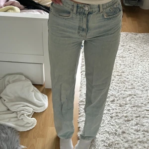 Gina tricot jeans - Fina ljusblå jeans från Gina Tricot! Storlek 32. Superfint skick då jag knappt använt dem eftersom de är för små. Hör av dig vid frågor 💗.