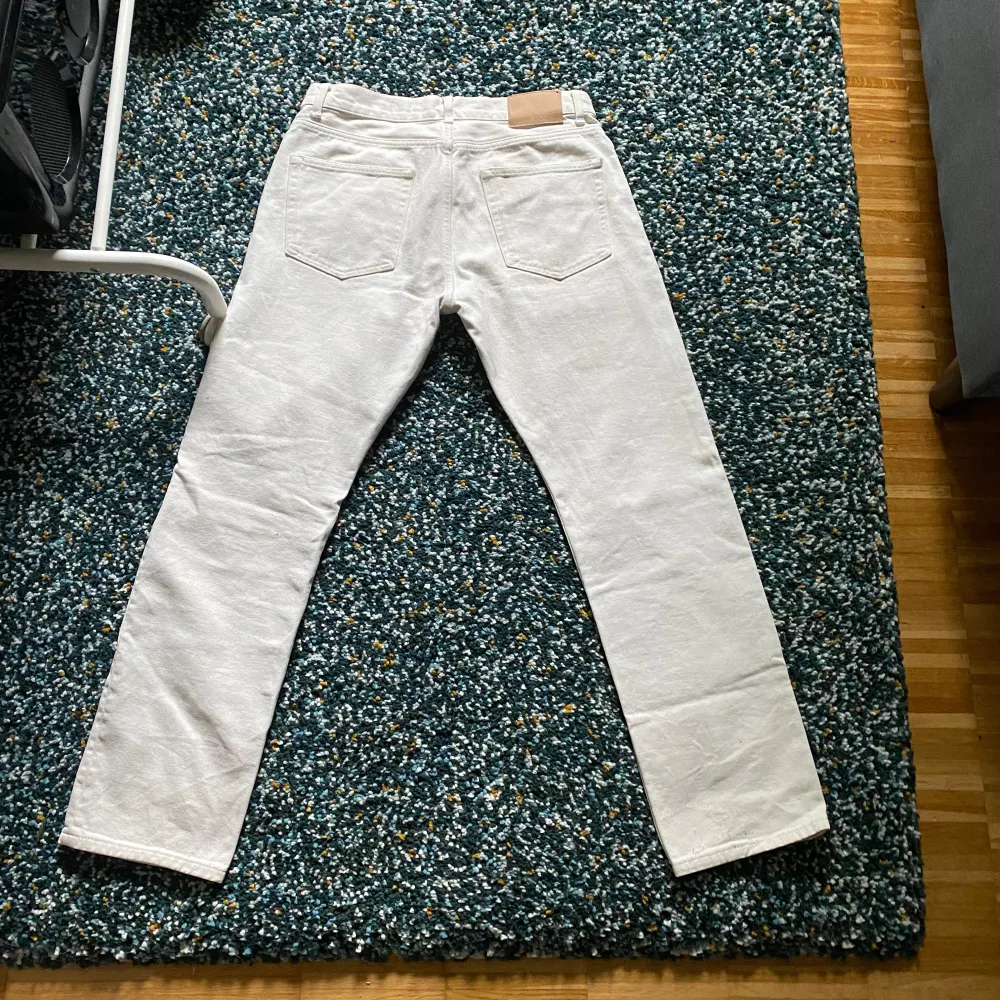 Vita Jeans från Dobber (MQ). Finns några fläckar som man inte tänker på och svåra att se. Skick 8/10. Kom privat för mer frågor och bilder . Jeans & Byxor.