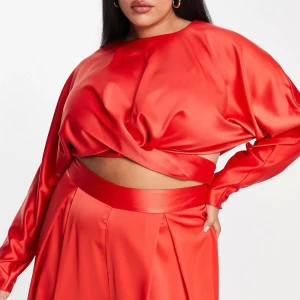 Långärmad topp i omlott design med knytning - Röd långärmad topp i omlott design med knytning. Aldrig använd, lapp kvar.  Lånad bild från ASOS för att visa toppen bättre. Storlek: EU54