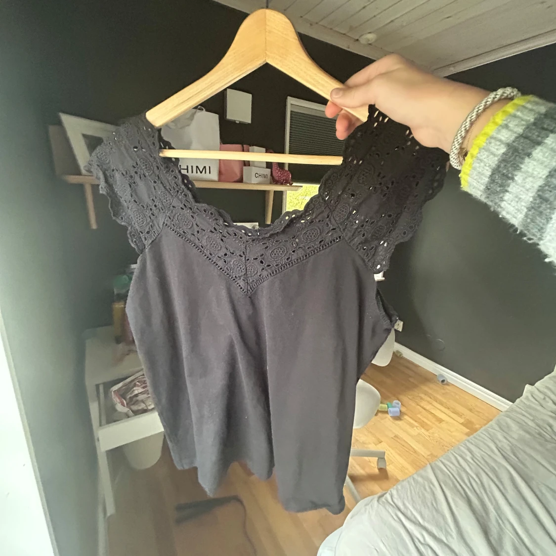 Fin svart tröja med broderi längst uppe! - 90