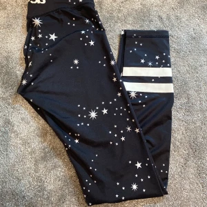 Svea träningsbyxor  - Träningsbyxor från Svea. Marinblå med stjärnor. Bred midjeresår. Storlek XS