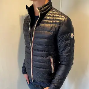 En riktigt schysst Moncler vårjacka i modellen Daniel. Finns inga defekter och väldigt sparsamt använd. Storlek 1, vilket passar S och liten M. Nypris är 12000. KVITTO OCH TAG MEDFÖLJER🙌