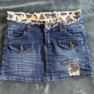 Jeans kjol - Unik jeans kjol men fickor bak och fram, bra kvalite! De står att storleken är L men jag som bär S kan ha den, rimlig storlek är 36 