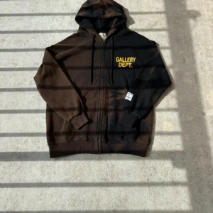 Gallery departement tröja  - Nyskick. Den ska vara brun och svart, det är design, den är inte smutsig! Storlek S men passar bättre M. Tveka inte att höra av dig vid minsta fundering!