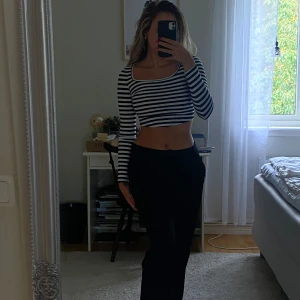 Randig tröja - Croppad långärmad tröja🤍🖤