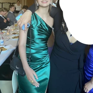 Ball klänning  - Jätte fin ball/fest klänning som är grön i silkes material (INTE RIKTIGT SILK). Storlek xs och sitter bra på mig som är 159cm. Den är one shoulder, lång klänning som släpar och lång slits.