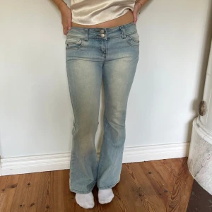 Lågmidjade jeans - Midjemått(rätt över): 42 cm Innerbenslängd: 74 cm Modellen är: 168 cm  Skriv om ni har några frågor💗//Perfectjeans