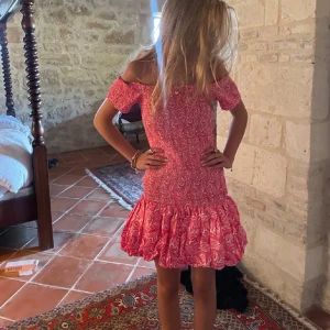 Rosa offshoulder klänning  - Superfin klänning från H&M. Använd ett fåtal gånger💓