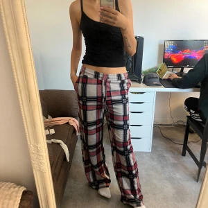 Pyjamasbyxor  - Lite oklart hur mycket dom har använts. Men jätte sköna lite tjockare så bra till vintern. Lite lite korta på mig som är 175😍