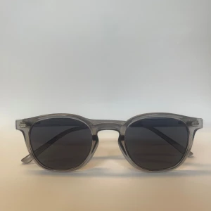 Gråa solglasögon - Helt nytt skick, kommer inslagen och nyöppnad. Det är trendiga glajor som efterliknar shimis. 