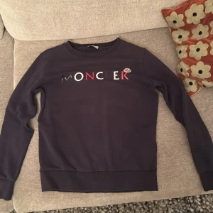 Moncler tröja - Passar 150-160.lite urtvättad  Kostade ny 3000